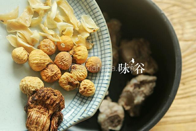 把焯好的猪骨、无花果、百合和姜片放入锅里，加适量的水。大火烧开后小火慢炖1个小时。
