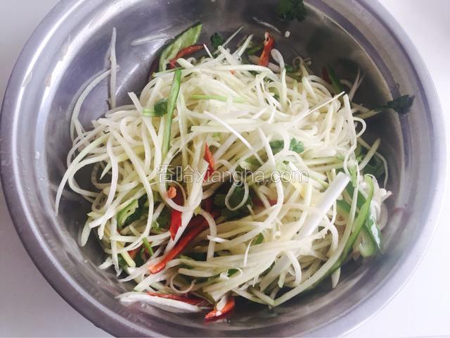 把切好的几样食材放在一起，用生抽、盐、香醋、白糖
