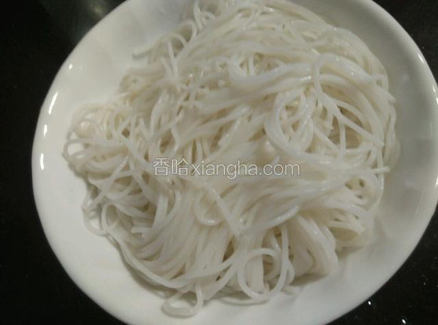 米粉提前泡软。