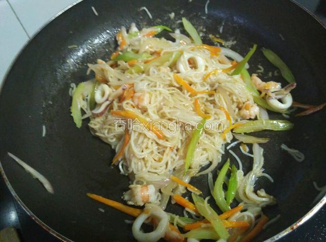 下虾、鱿鱼、粉干翻炒，加少许盐，适量味极鲜、胡椒粉、少许料酒，炒匀关火。