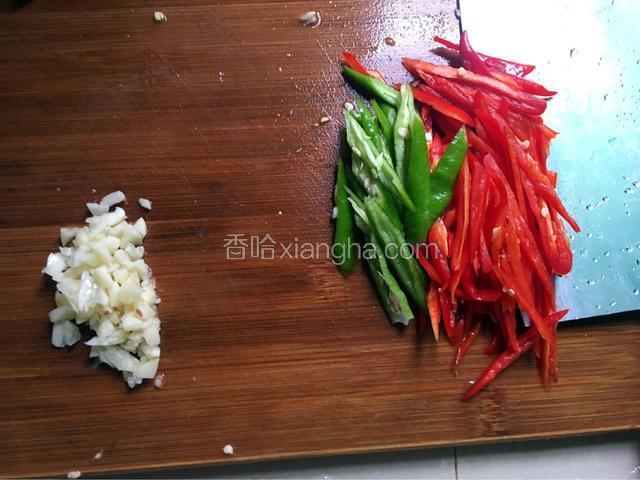 青红椒蒜头切好