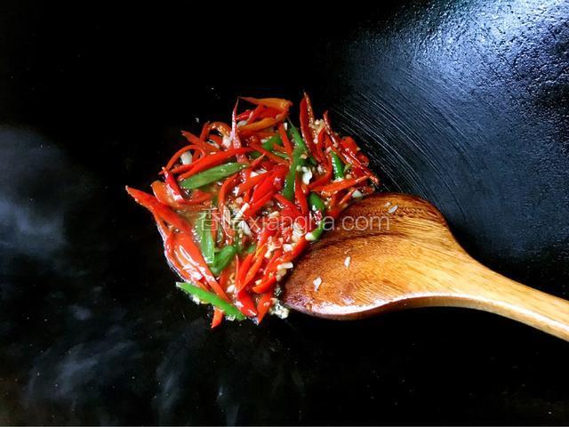 加入适量的盐生抽醋滴几滴香油炒熟即可