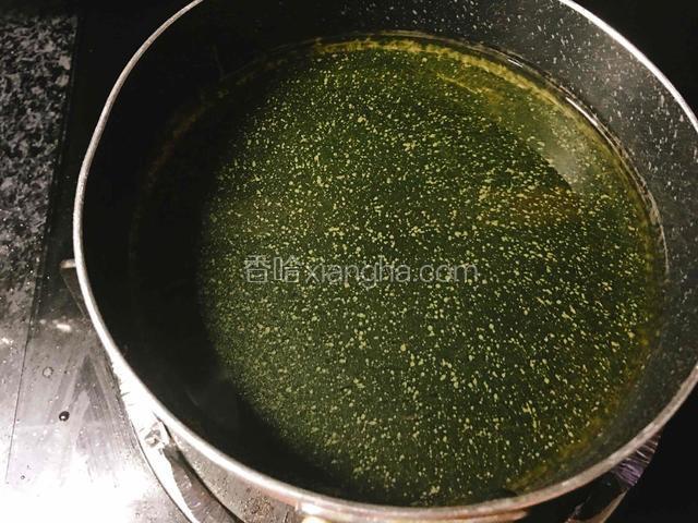 锅烧热，倒入多点油。