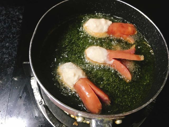 放入油锅内炸制。