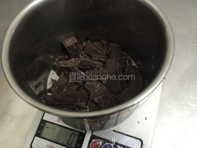 取130克巧克力切碎.切小一点比较好融化