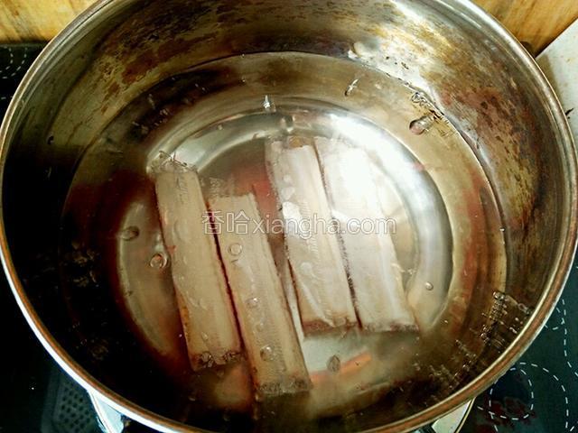 锅里添水，把蟹肉棒放入锅里煮熟，煮到蟹肉棒漂起来就可以了。