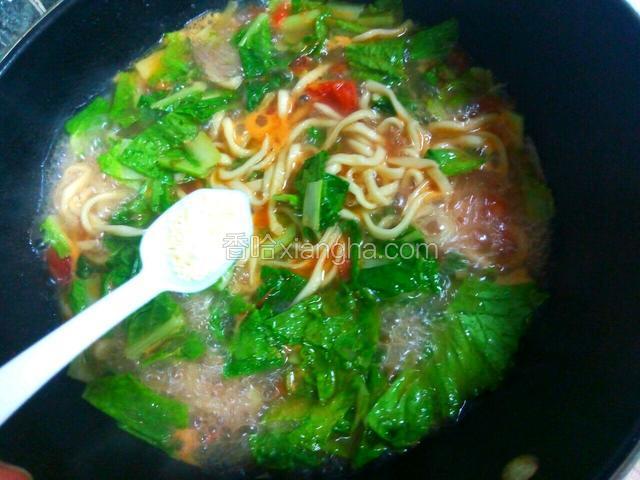 关火出锅前加入鸡精。
