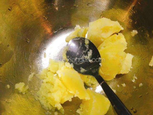 用勺子压成泥。