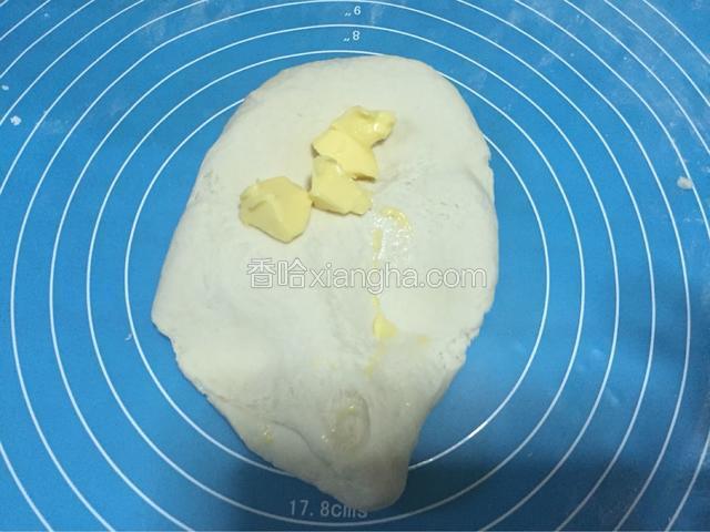 揉成光滑面团后加入黄油