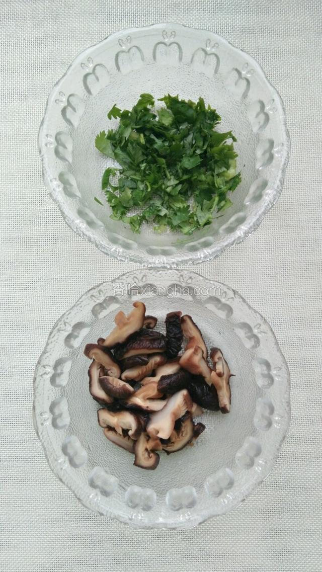 香菇泡发切片，香菜切碎。