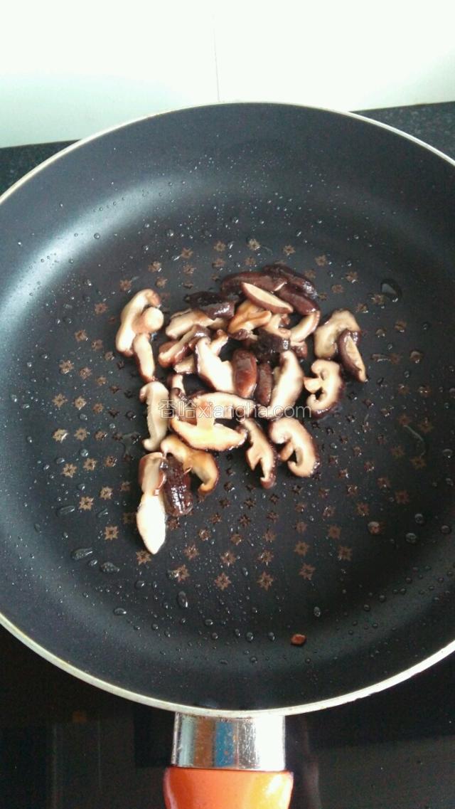 热油锅，倒入香菇炒香。