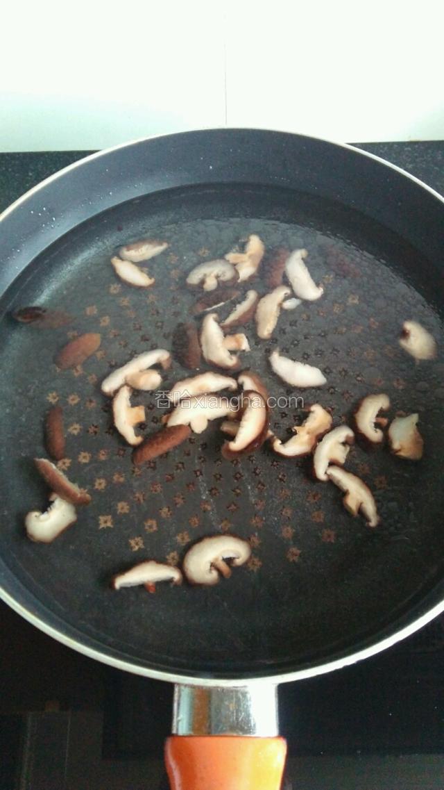 加入适量水，大火烧开。