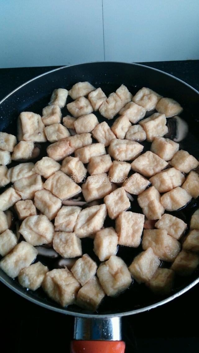 加入豆泡，大火煮开后转小火，熬煮5分钟。
