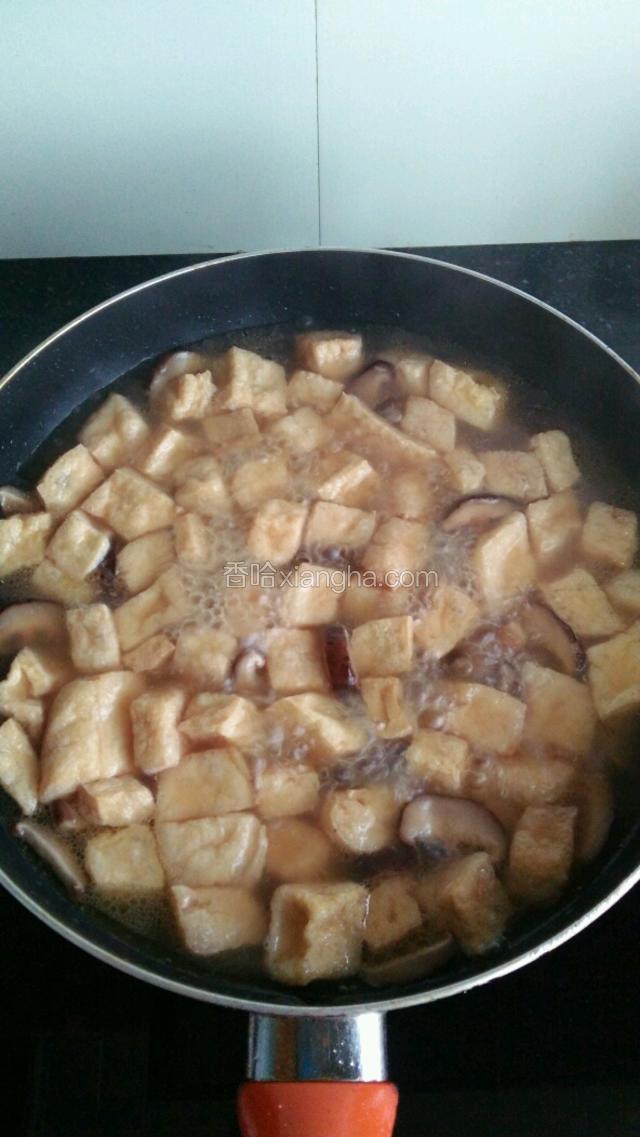 调入适量的盐、酱油和鸡精，搅拌均匀。