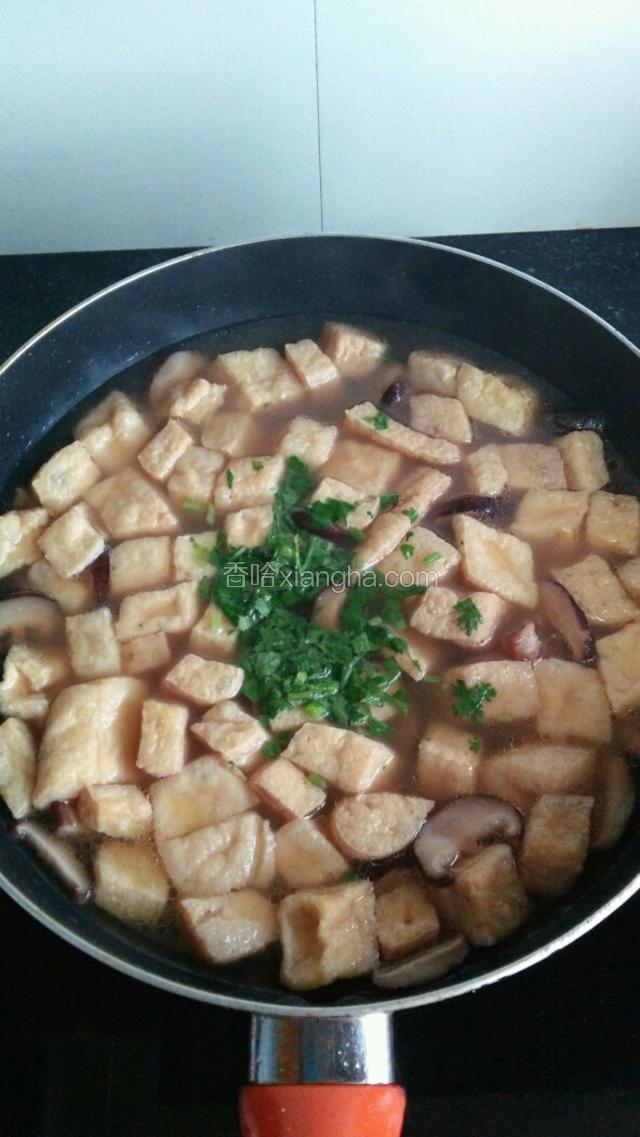 关火后撒上香菜即可。