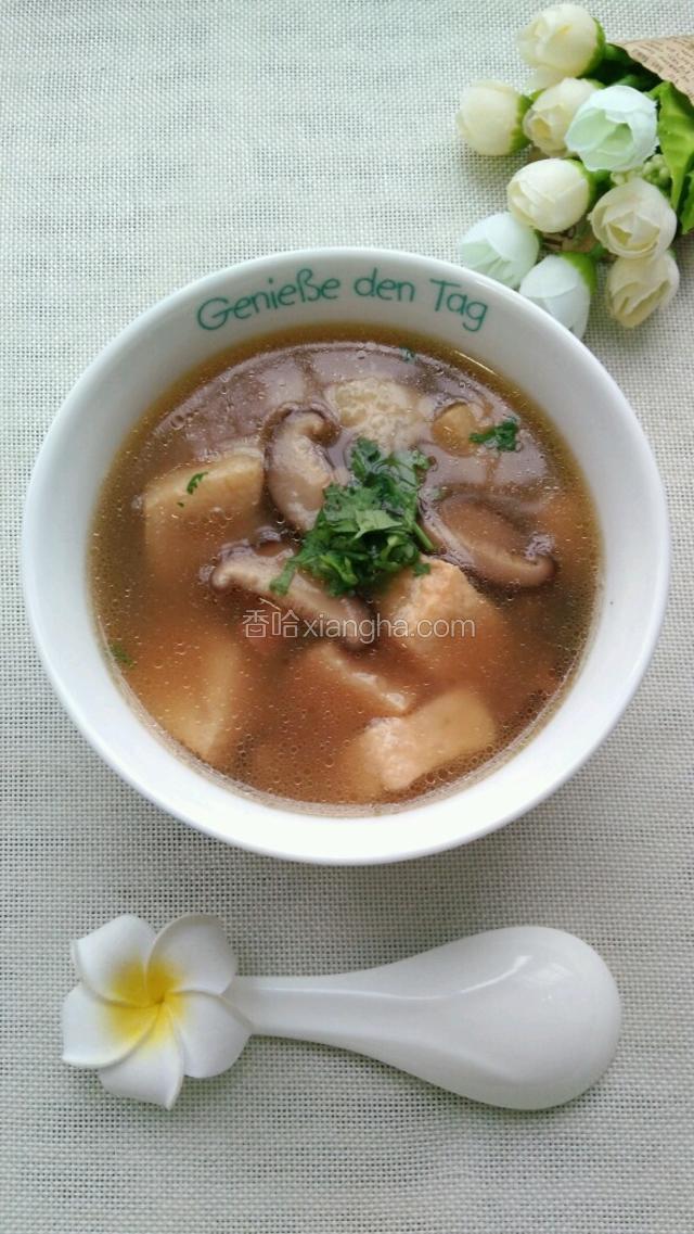 盛入汤碗中。