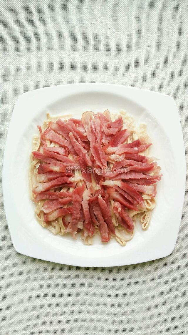 千张蒸咸肉出锅啦，很香，盘子底部还有混合着两种味道的汤汁。（透明的汤汁拍不清楚）