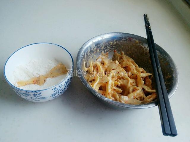 把平菇再放入干面粉碗里，充分裹上干面粉。
注：这一步特别特别关键哦，裹了干面粉的平菇炸出来放一个多小时都特别酥脆香脆。没有裹干面粉的平菇刚炸好的时候是酥脆的，不出五分钟就软了，口感不好，也不好吃，请相信我，我经常做，不断失败，不断尝试一次次累积起来的经验。
