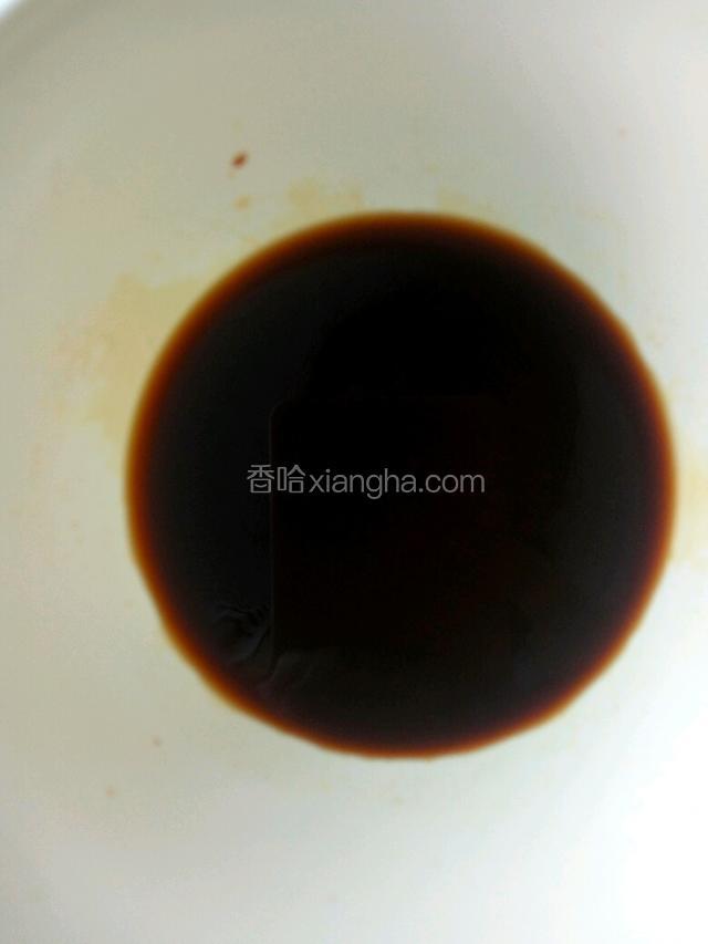 把生抽老抽等所有佐料活在一起，加上一小勺淀粉和清水搅拌均匀。
