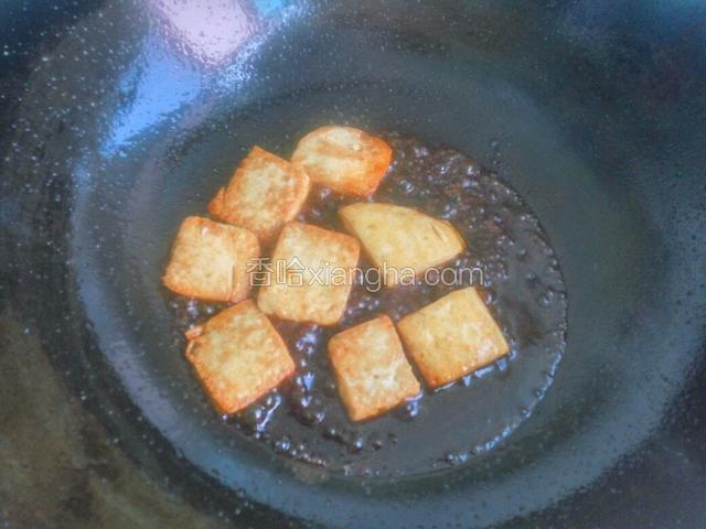 翻炒豆腐，让豆腐充分吸收料汁。