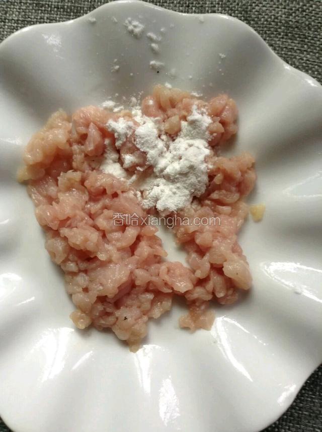 瘦肉切成肉末，加生粉料酒腌制一会。
