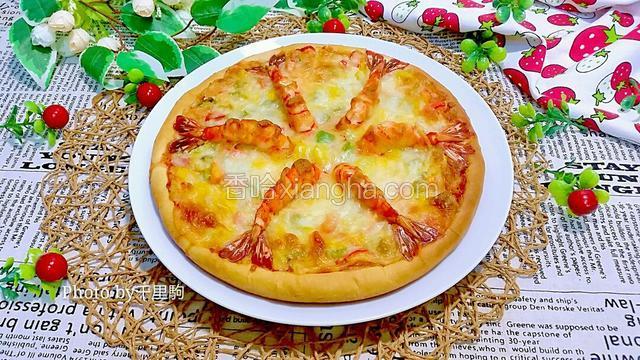 出炉后的成品美美的，培根大虾披萨完成了