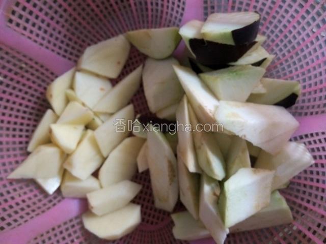 茄子洗净切成滚刀块，土豆去皮切成滚刀块，