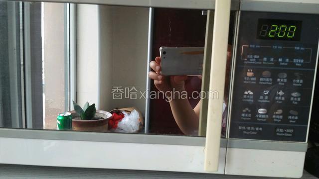 放在烤箱里，微波两分钟，取出翻面，再微两分钟，取出再翻面，再微两分钟