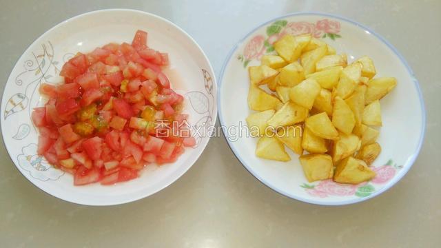番茄去皮切成小颗粒，炸好的土豆备用