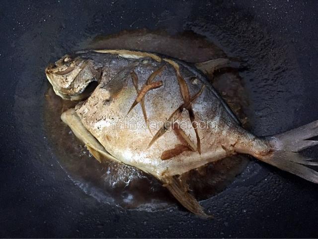 煮至汤汁浓稠时加入适量的盐和鸡精调味