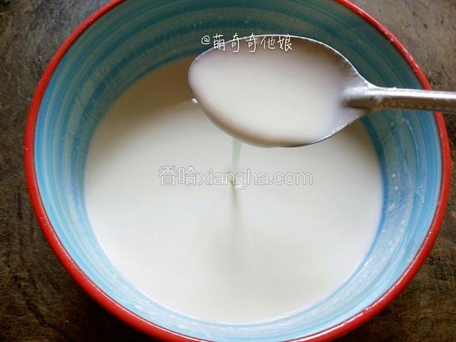 边加清水边不停搅拌，直至调成稀的面糊，舀起的面糊会迅速滴落即可。
不要调太稠了，摊的时候会流动不开，如果调好的面糊有很多颗粒，可以用漏网过筛一遍！