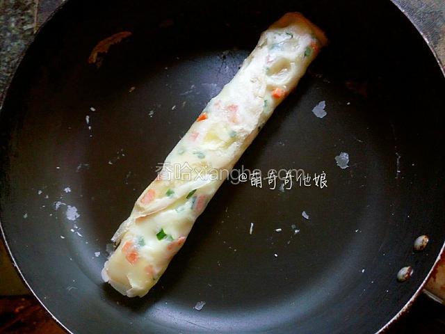 再中小火煎至喜欢程度的金黄即可。
剩下的面糊也重复操作完成！