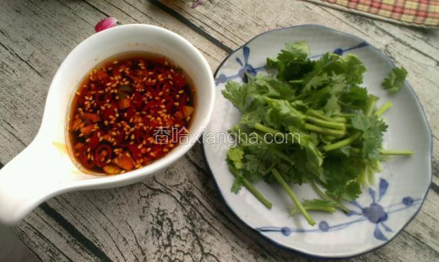 香菜洗净切段，小碗里放醋，生抽，香油，芝麻辣椒油，红椒圈，蒜末调成料汁备用