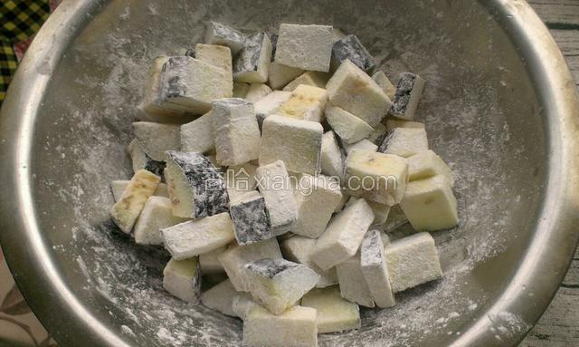 放适量淀粉拌匀，使每块茄子都沾上淀粉