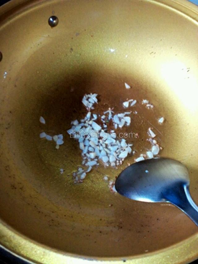 另起锅烧油热放入姜蒜出香