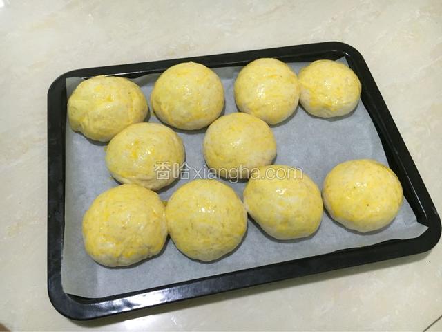 进行二次酵。面团放入温度38度，湿度85%的条件下最后发酵。我是放在烤箱中，放入一碗开水增加湿度，面团是刚做好时的两倍大就可以了，取出烤盘，烤箱160度预热。
