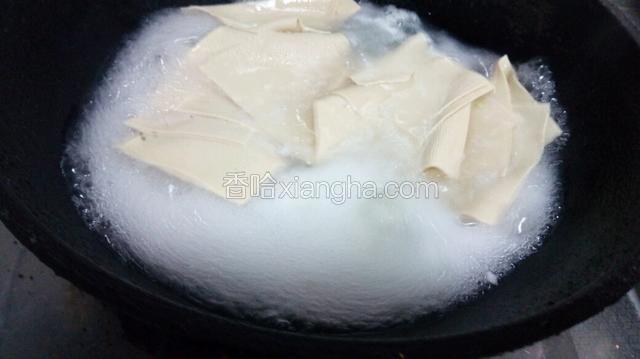 锅中做水水来开放入豆皮焯水