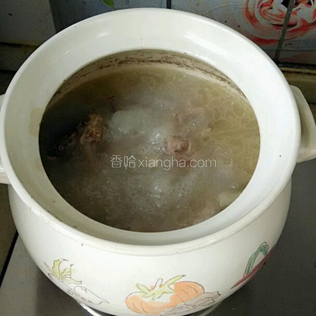 把排骨和腿骨放入砂锅，放入足够的清水，大火烧开，撇去浮沫，转中火，放入葱，姜，八角，花椒，煲一个半小时。