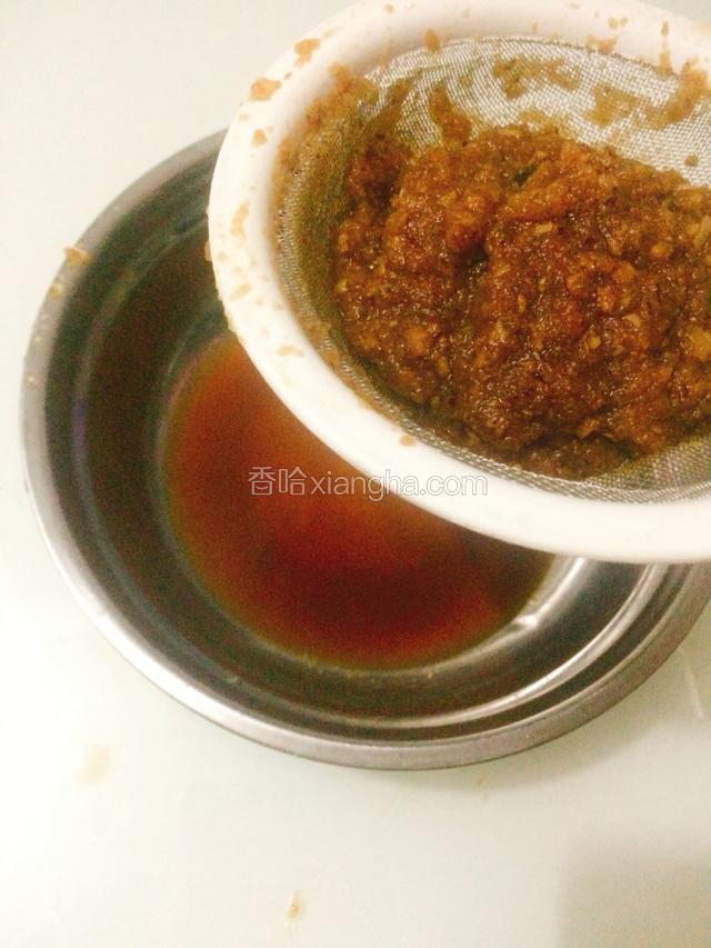 熬好后，用滤网把渣隔出。用勺子压梨渣把水挤出来。