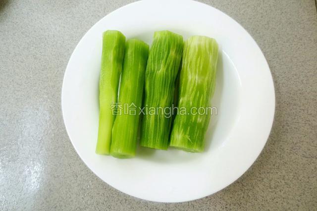 莴笋一根去皮。