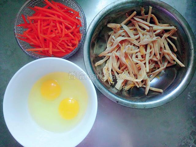 准备食材：黄花菜洗净提前去掉根部，用水焯断生，胡萝卜擦丝，鸡蛋备用