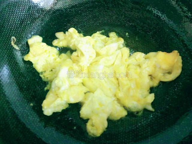 将鸡蛋打散倒进去，成型后铲出