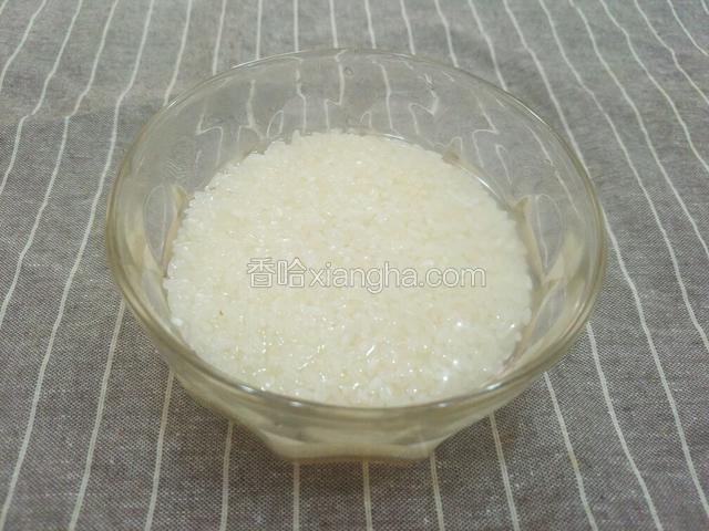 大米洗干净备用。