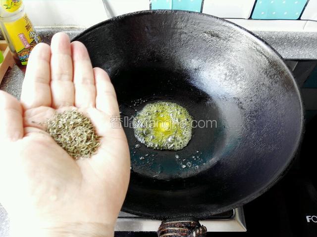 下入百里香碎煸出香味