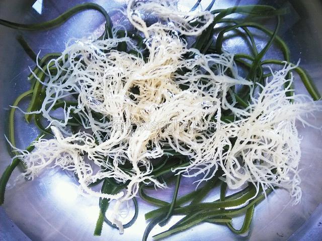 海带丝切成长约15公分的长段，冷水下锅煮至水开后关火，待水温冷却至微微烫手时放入洗净的石花浸泡15分钟