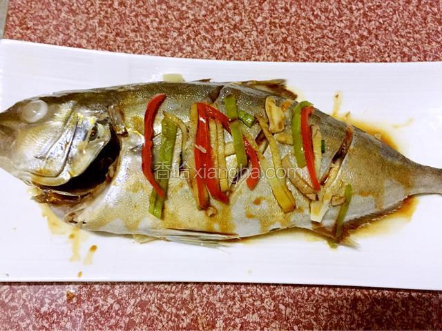 取出倒掉汤汁，然后淋上生抽
