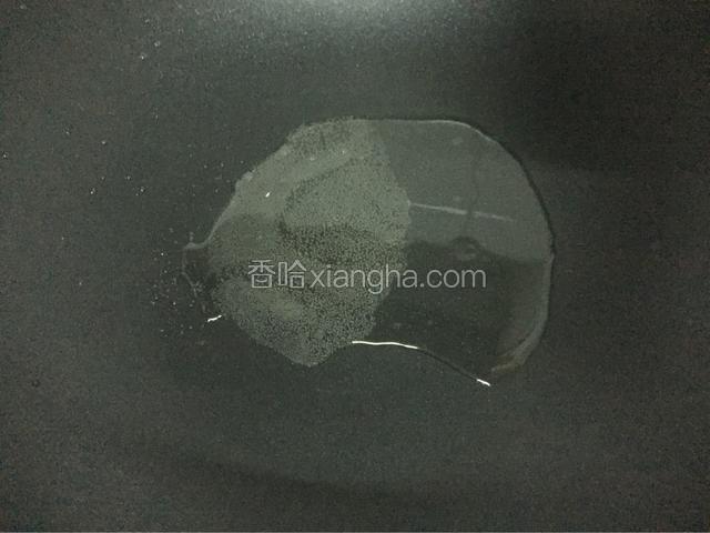 锅中倒入适量油烧热后浇倒在鱼上即可食用