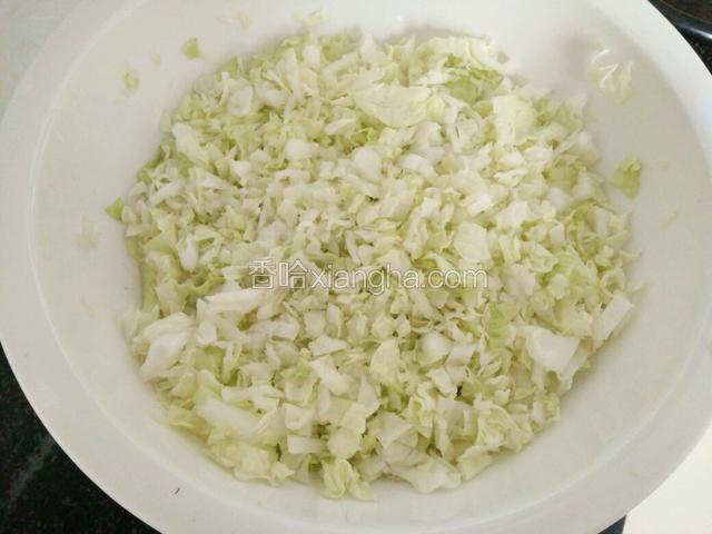 新鲜的白菜用刀切细，然后剁碎放上盐，杀出水分。
