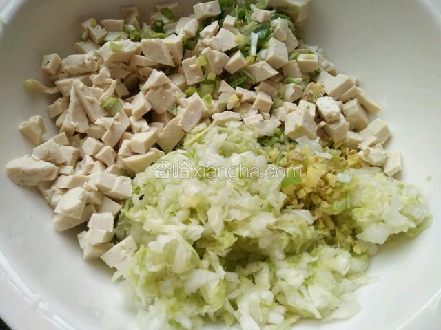 白菜杀出水后用手攥干，然后和豆腐，葱姜一起放入一个大碗中。