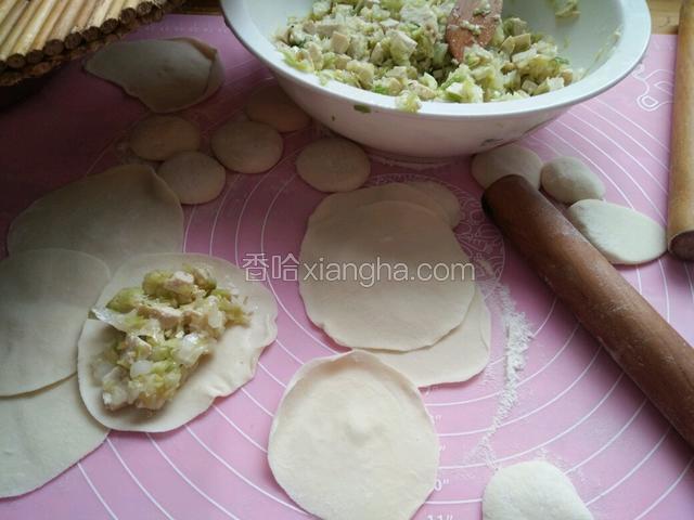 醒好的饺子面，再次揉匀，分成小剂子，擀成薄皮，然后放上馅开始包。